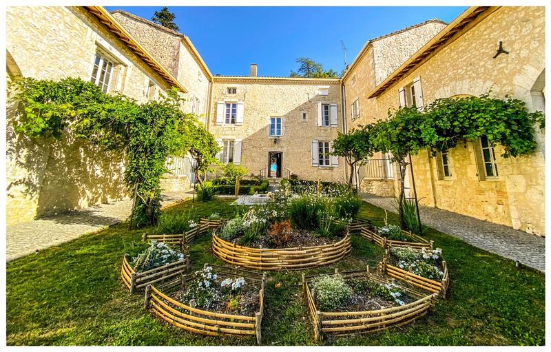 Château - 1 840 m² - 33 pièces