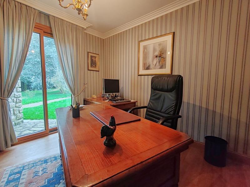 Demeure - 334 m² - 12 pièces