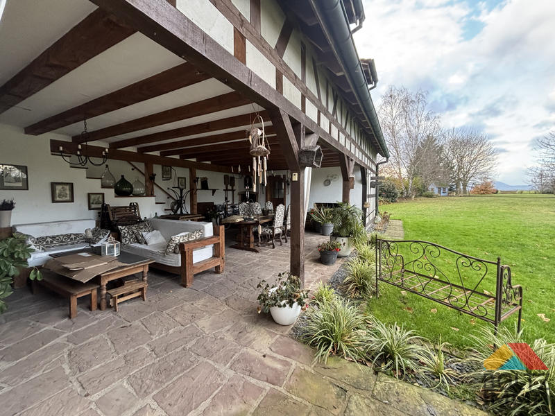 Maison - 266 m² - 8 pièces