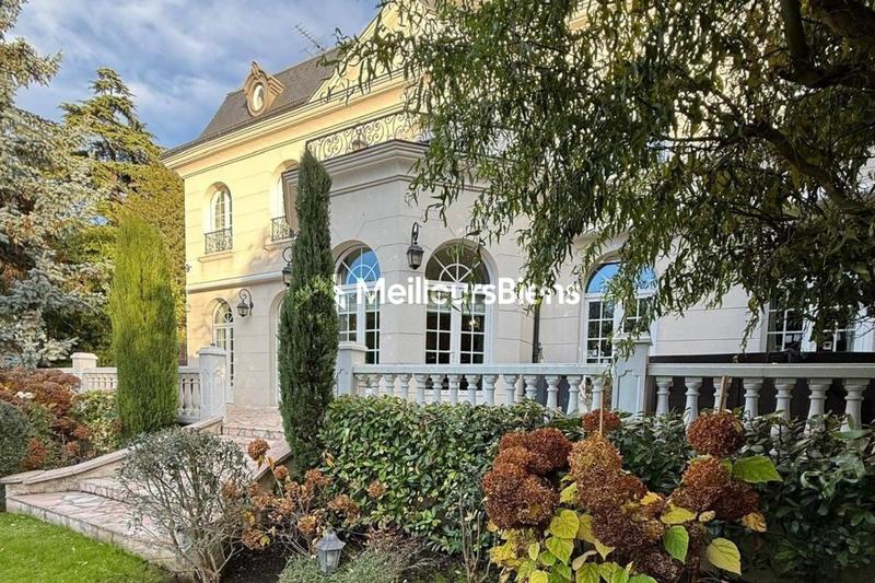 Propriété - 1 100 m² - 13 pièces