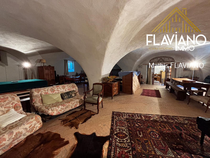 Maison - 804 m² - 12 pièces