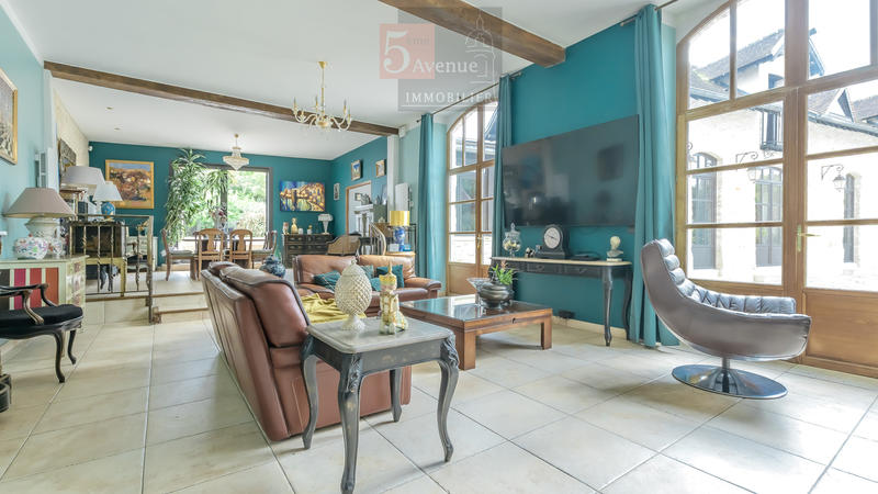 Maison - 335 m² - 12 pièces