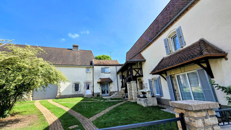 Propriété - 251 m² - 9 pièces