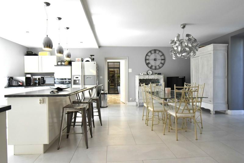 Maison - 420 m² - 11 pièces