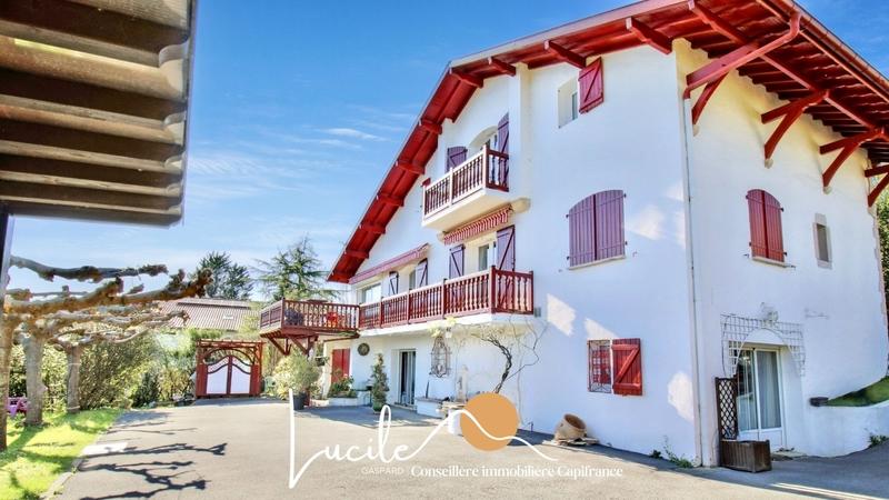 Maison - 235 m² - 9 pièces