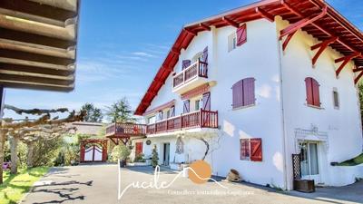 Maison - 235 m² - 9 pièces