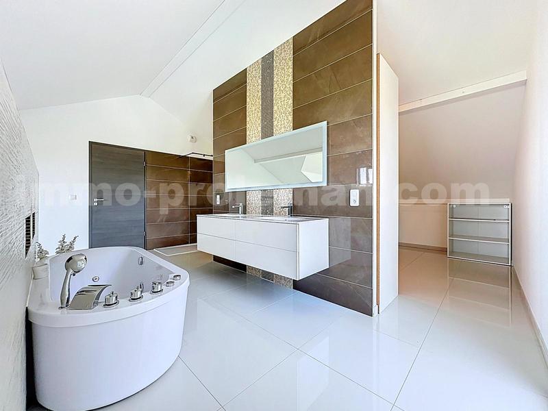 Maison - 280 m² - 8 pièces