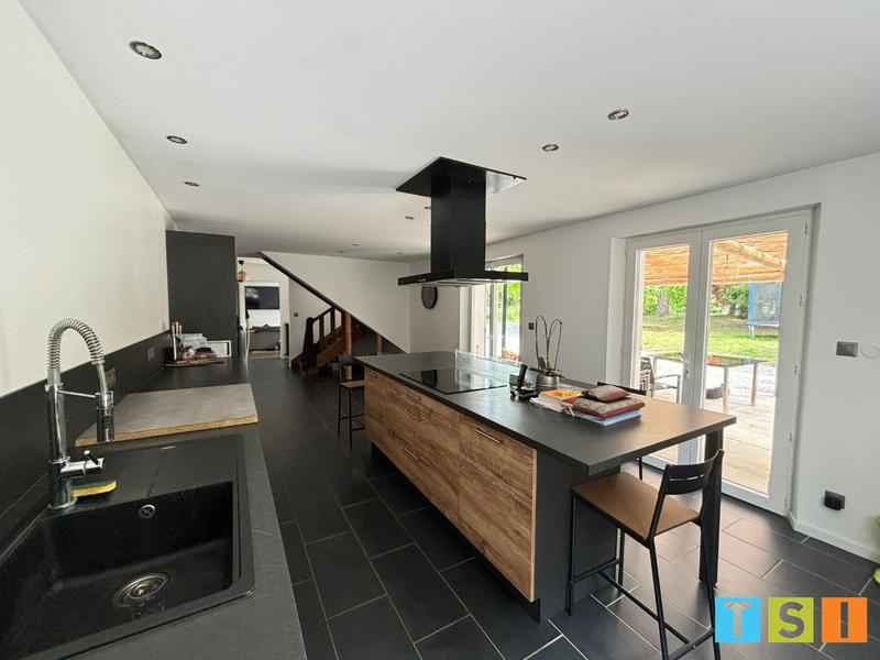 Maison - 207 m² - 8 pièces