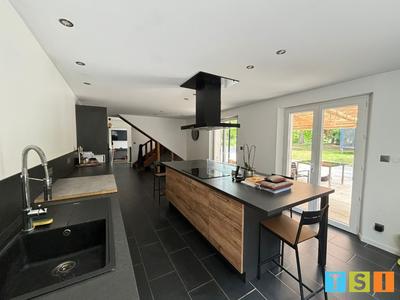 Maison - 207 m² - 8 pièces