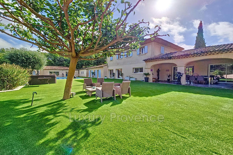 Propriété - 360 m² - 10 pièces