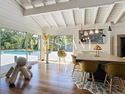 Maison - 260 m² - 10 pièces