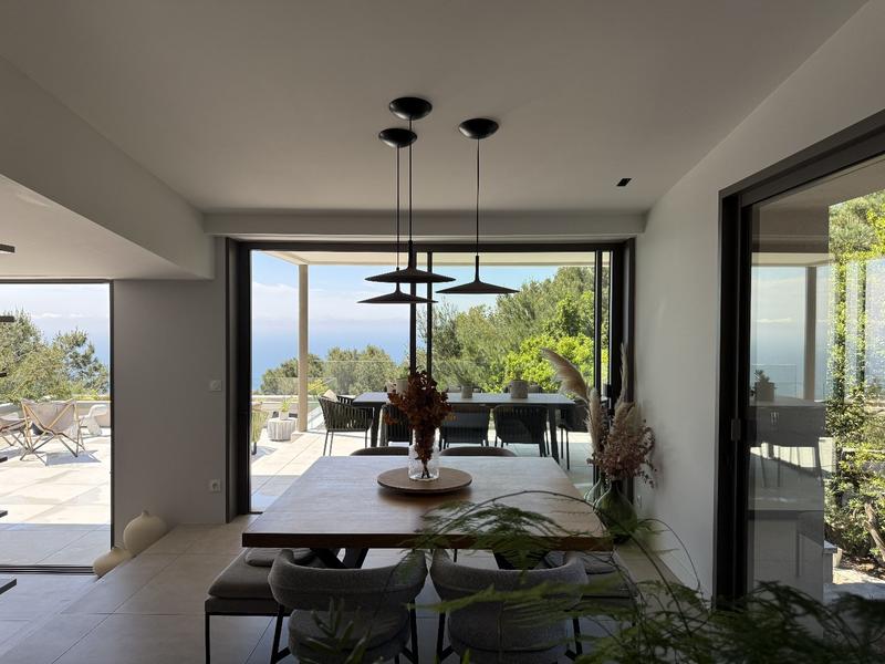 Maison - 280 m² - 8 pièces