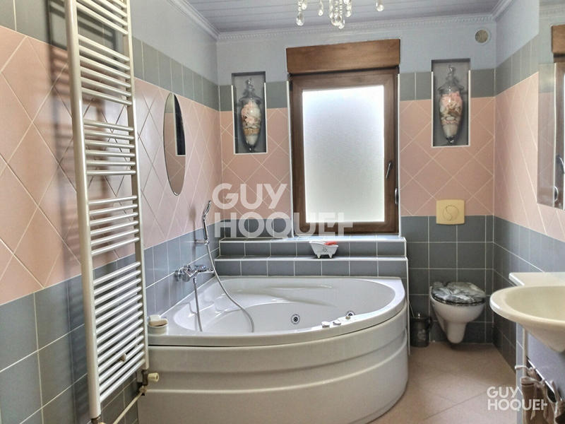 Maison - 180 m² - 8 pièces