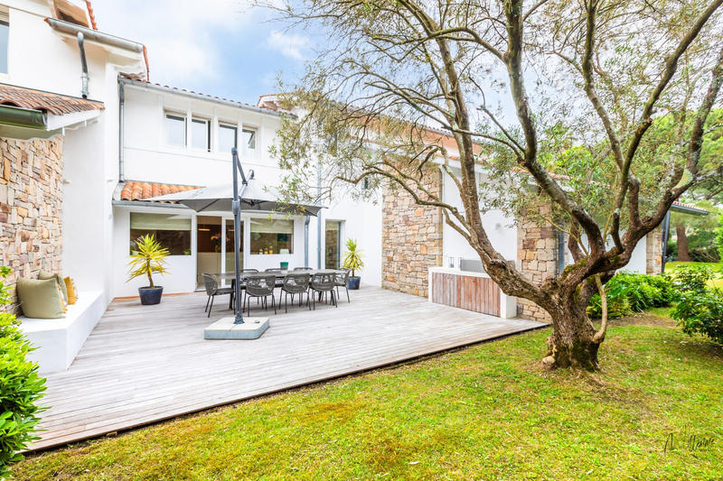 Maison - 312 m² - 8 pièces