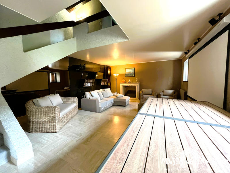 Maison - 380 m² - 9 pièces