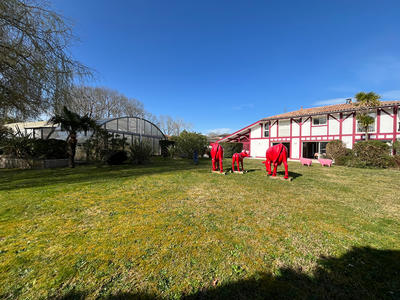 Maison - 242 m² - 7 pièces