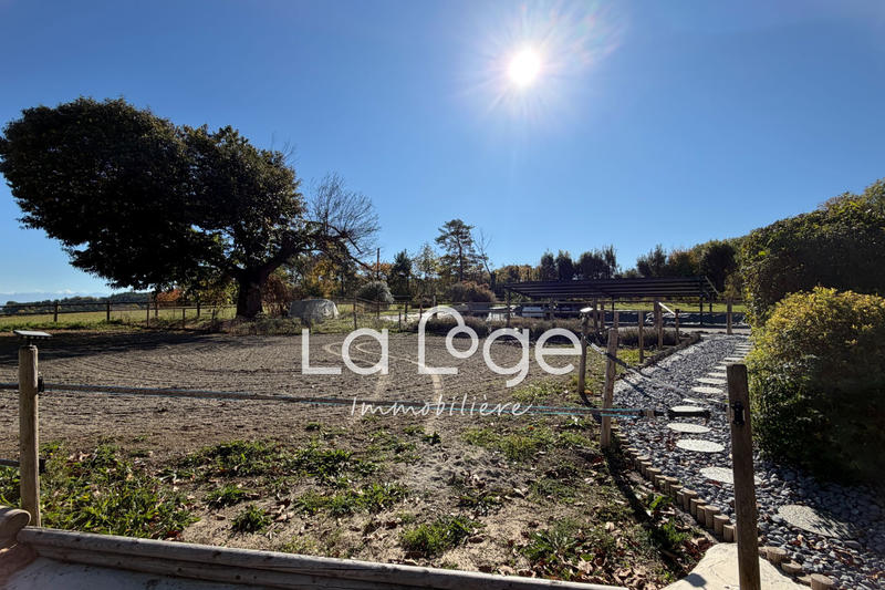 Maison - 6 360 m² - 10 pièces