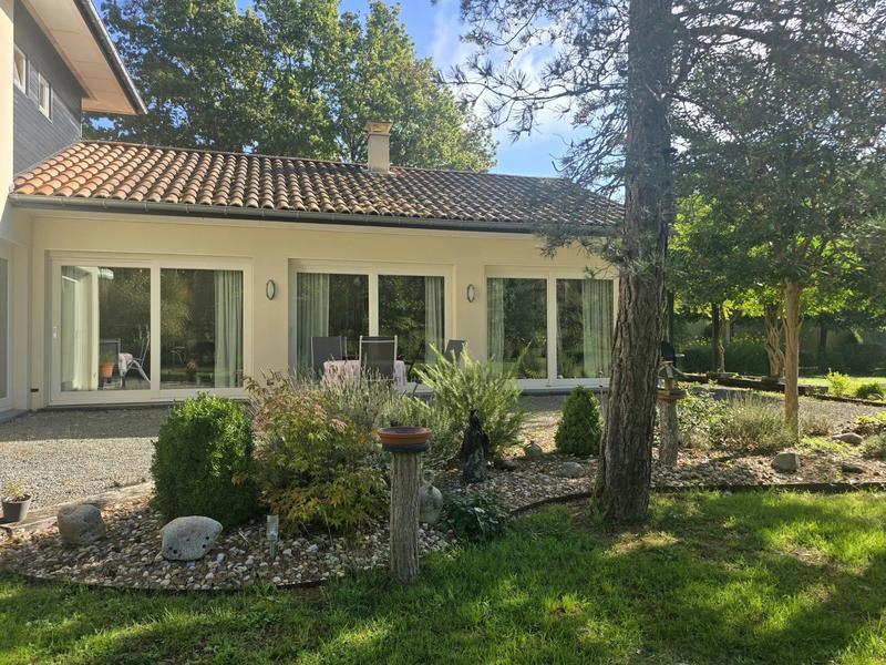 Maison contemporaine - 305 m² - 9 pièces