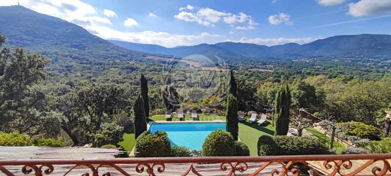 Maison - 280 m² - 10 pièces