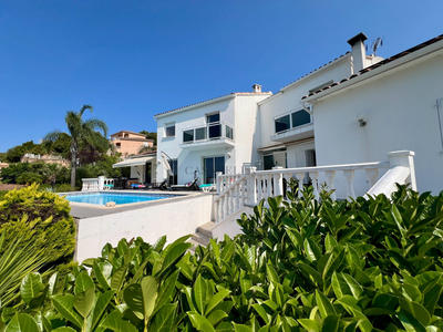 Maison - 243 m² - 10 pièces