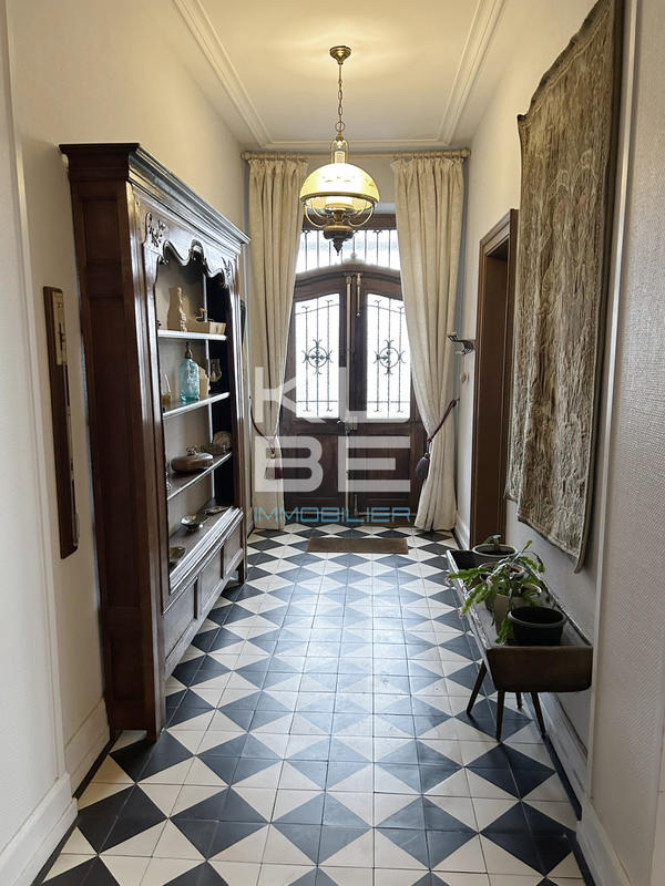 Maison - 280 m² - 12 pièces