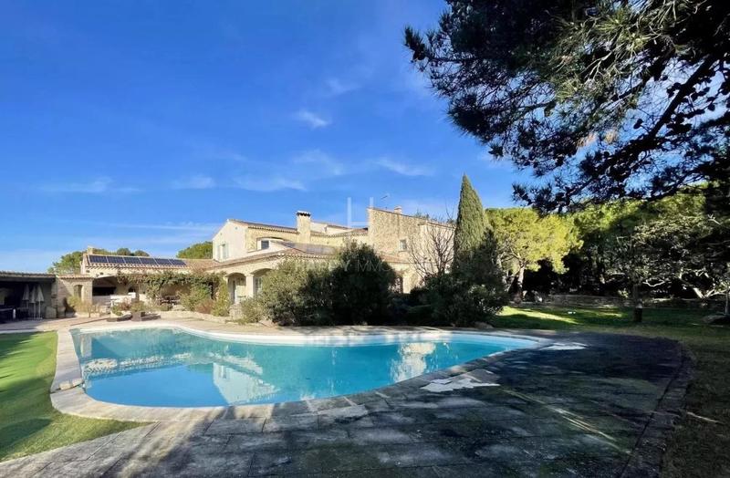 Propriété - 753 m²