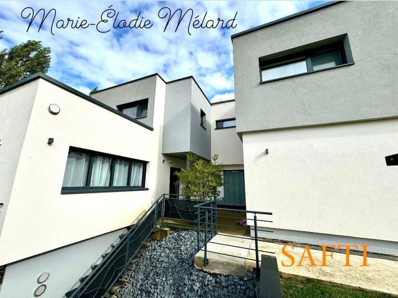 Maison - 250 m² - 10 pièces