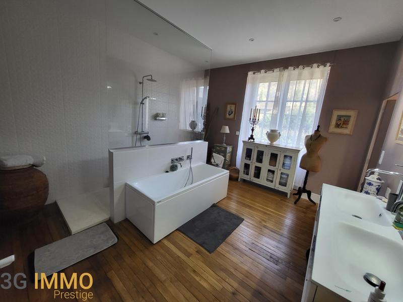 Maison - 225 m² - 10 pièces