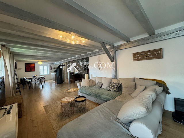 Demeure - 251 m² - 8 pièces