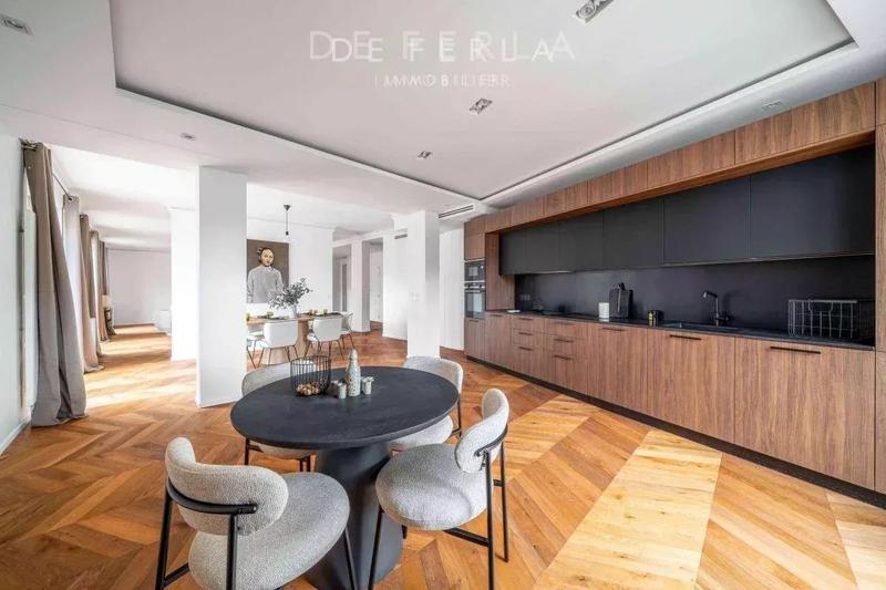 Appartement - 245 m² - 6 pièces