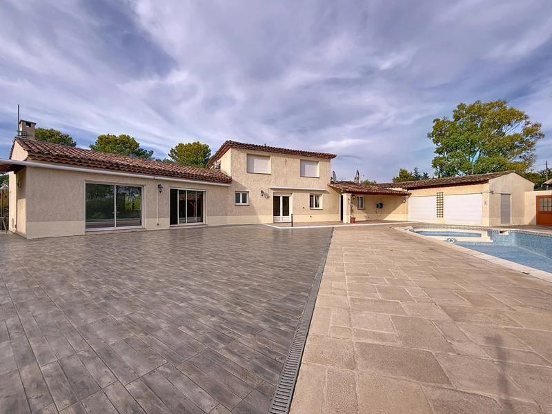 Maison - 261 m² - 11 pièces