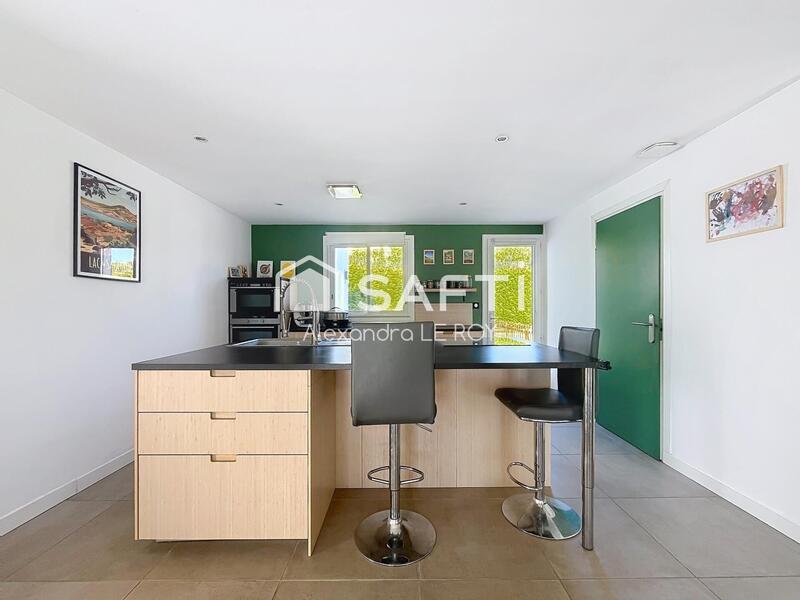 Maison - 220 m² - 8 pièces