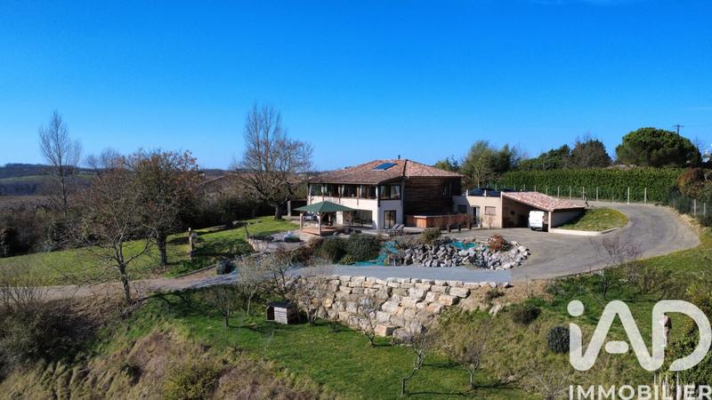 Maison - 220 m² - 5 pièces