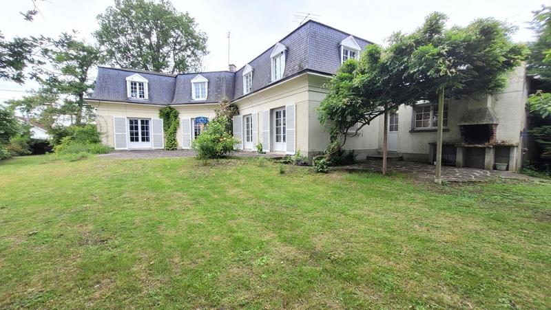 Maison - 220 m² - 6 pièces