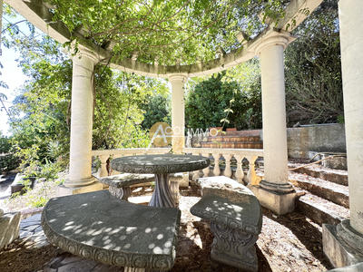 Maison - 200 m² - 7 pièces