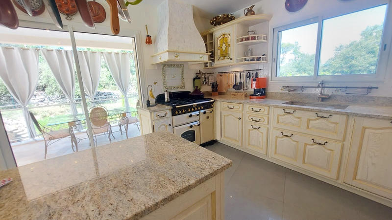 Propriété - 190 m² - 6 pièces