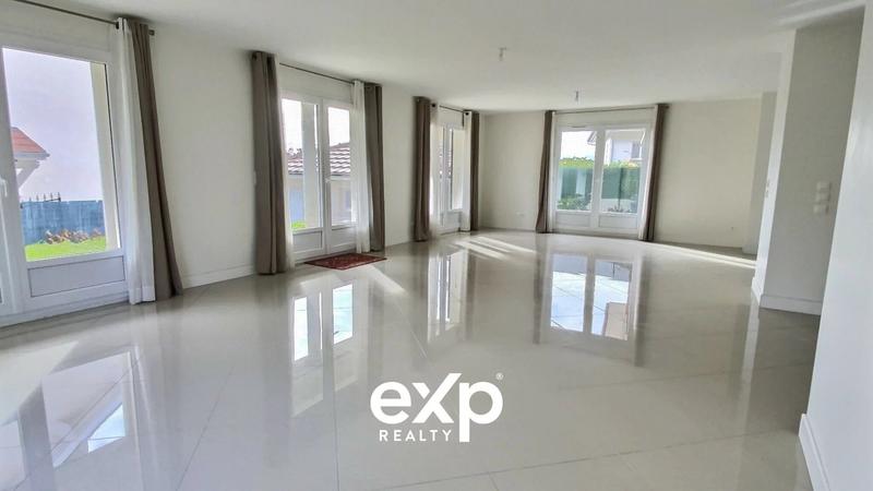 Maison - 331 m² - 7 pièces