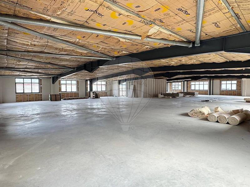 Local commercial - 700 m² - 1 pièce