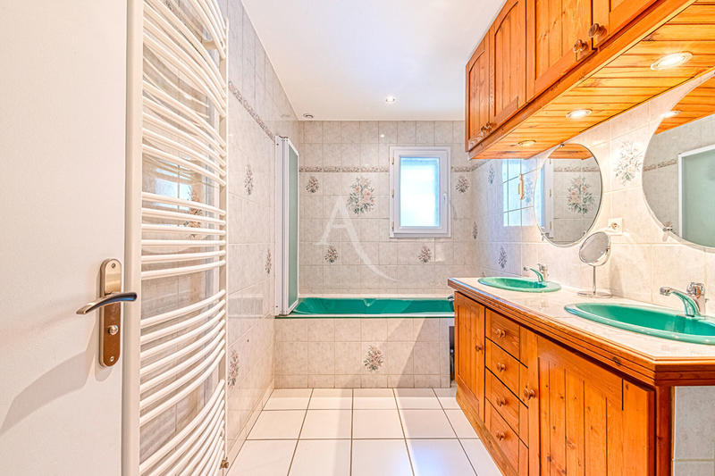 Maison - 180 m² - 5 pièces