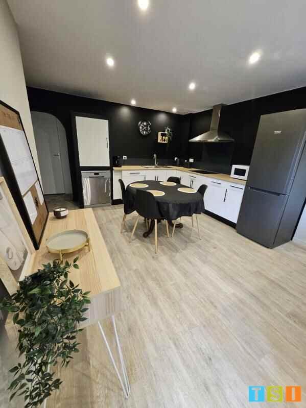 Maison - 210 m² - 8 pièces