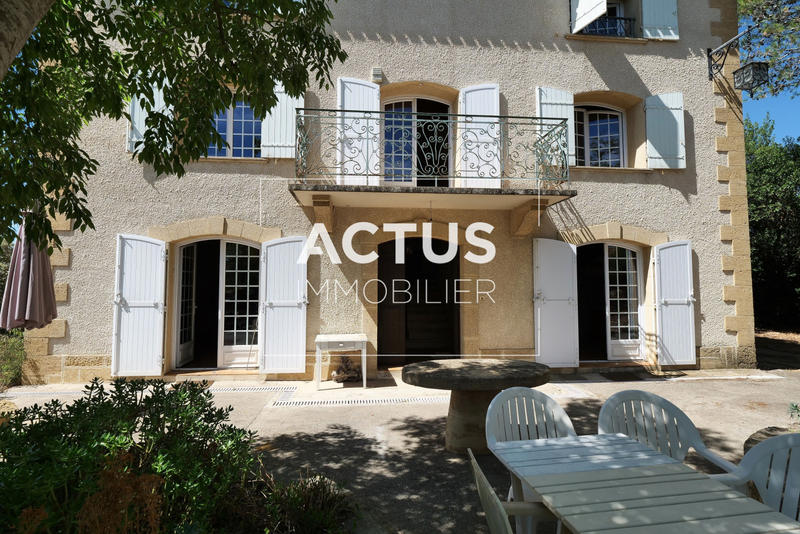 Maison - 237 m² - 8 pièces