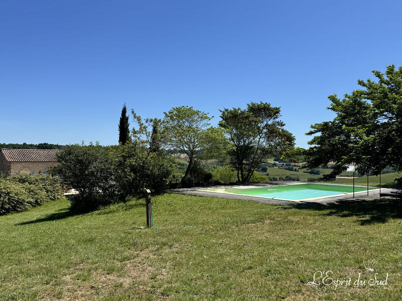 Maison - 325 m² - 16 pièces