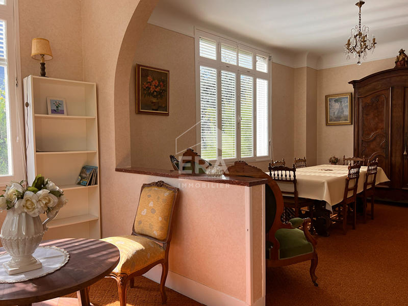 Maison - 313 m² - 12 pièces