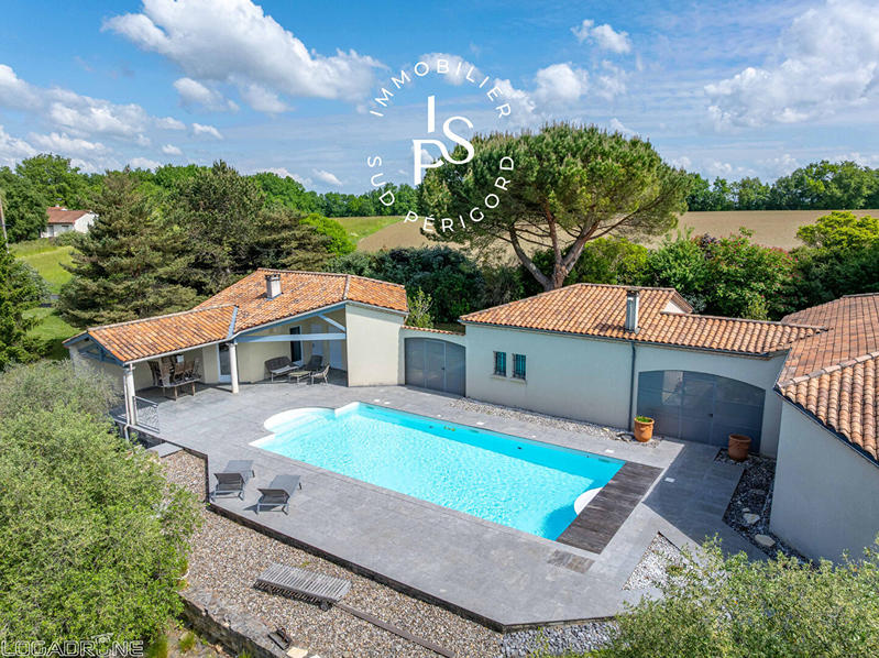 Maison - 242 m² - 9 pièces