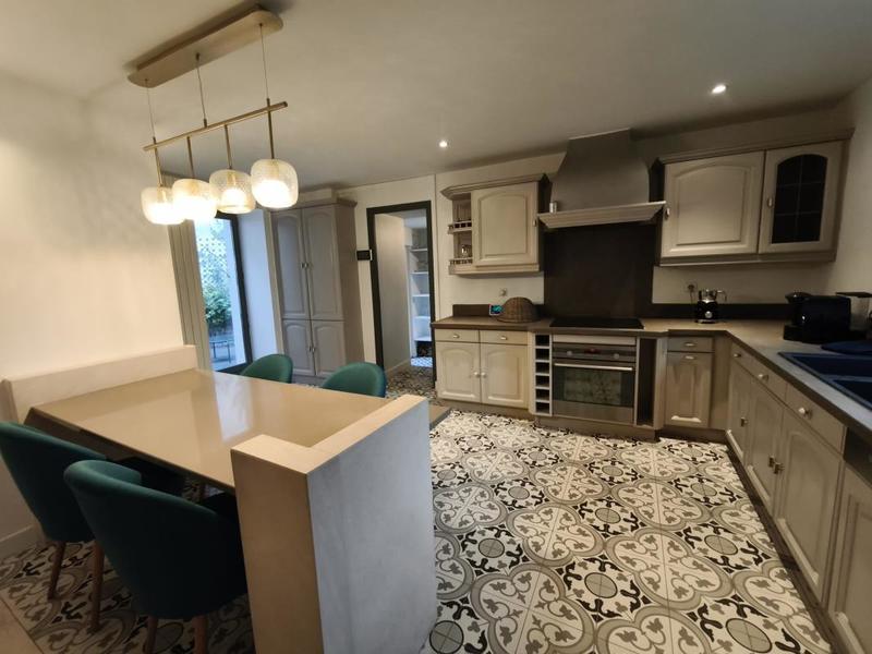 Pavillon - 240 m² - 8 pièces