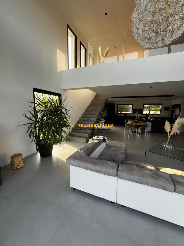 Maison - 240 m² - 6 pièces