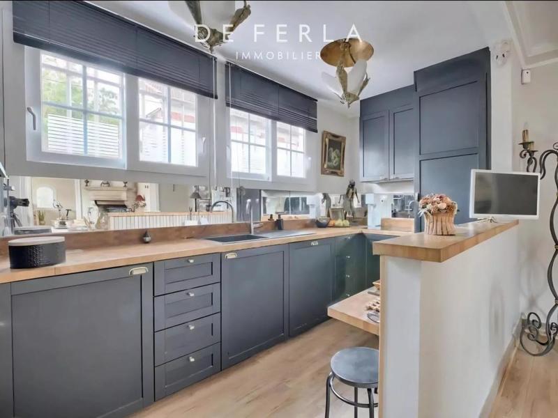 Demeure - 200 m² - 7 pièces