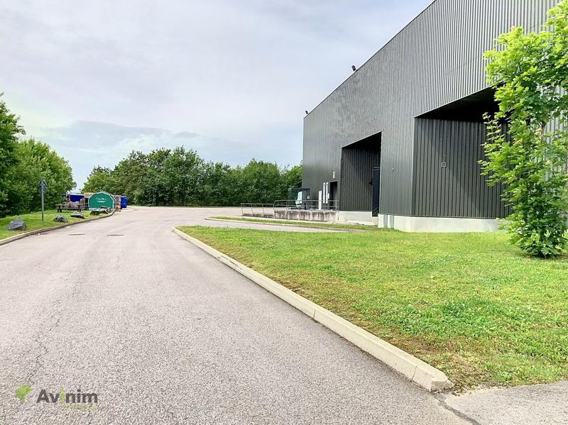 Local commercial - 2 735 m²