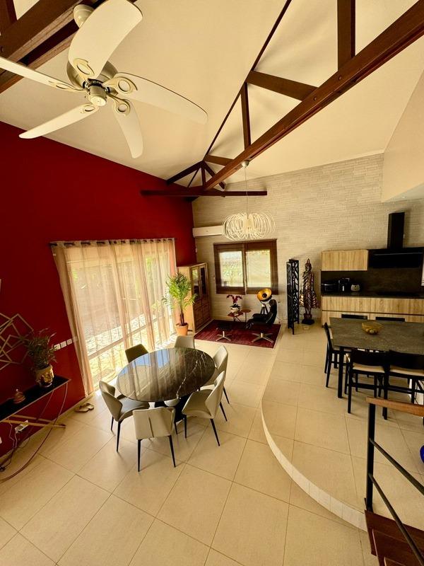 Maison - 229 m² - 6 pièces