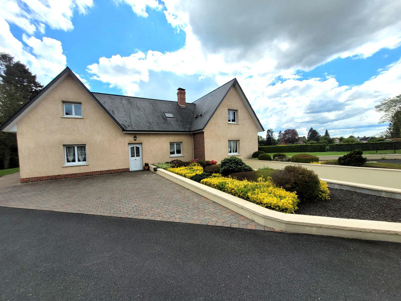 Maison - 235 m² - 8 pièces